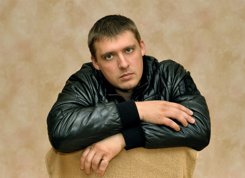 мужчина в черной куртке
